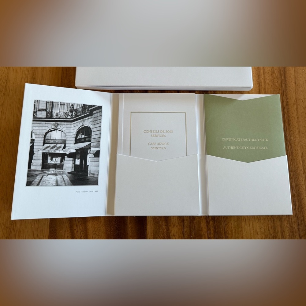 Van Cleef & Arples Luxury Care Service Booklet